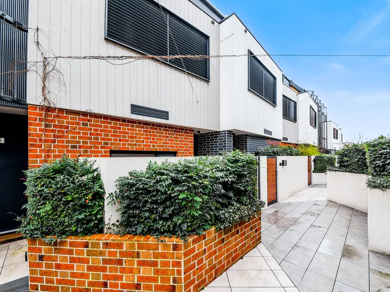 STUNNING TRI LEVEL TOWNHOME