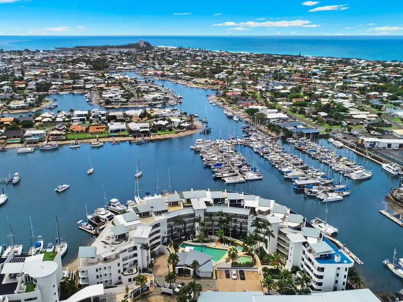 WATERFRONT PENTHOUSE LIFESTYLE OR INVESTMENT – THE CHOICE IS YOURS