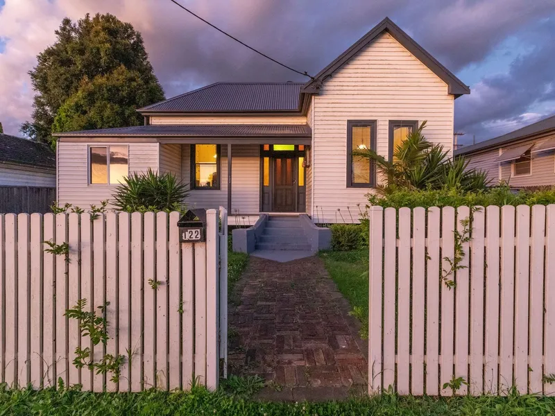 CENTRALLY LOCATED COTTAGE WITH ALL THE CHARM