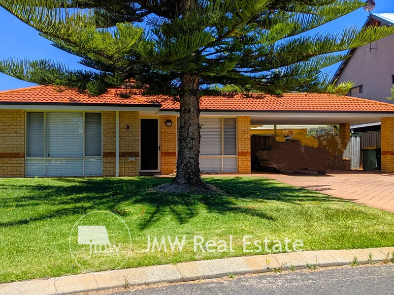 BEACHSIDE RETREAT WITH SIDE ACCESS TO SHED