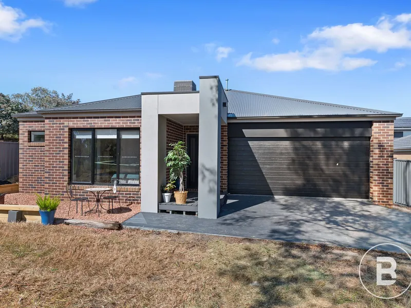 CHARMING FAMILY HOME IN THE HEART OF WHITE HILLS