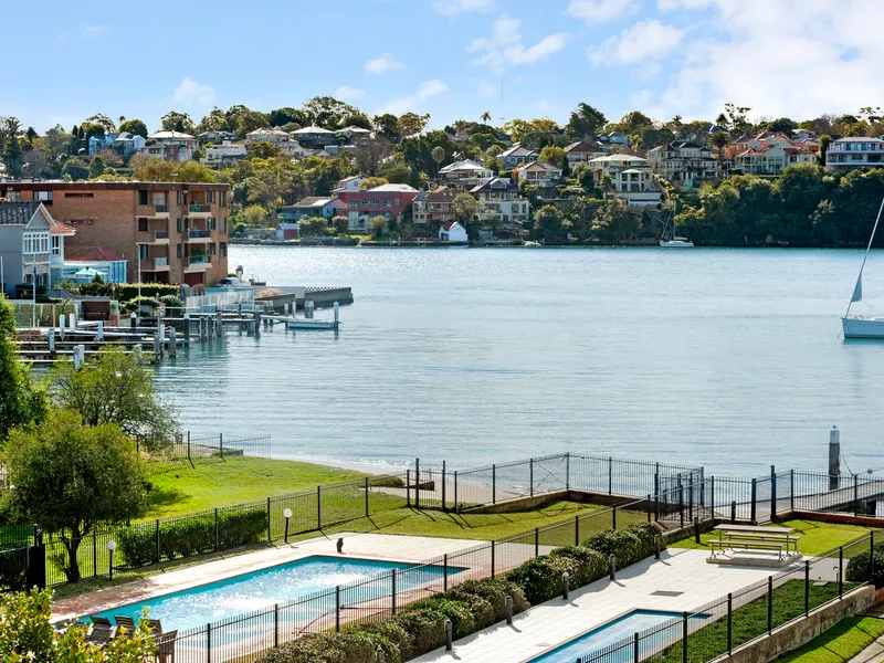 RELAXED WATERFRONT LIVING WITH A BAY VISTA