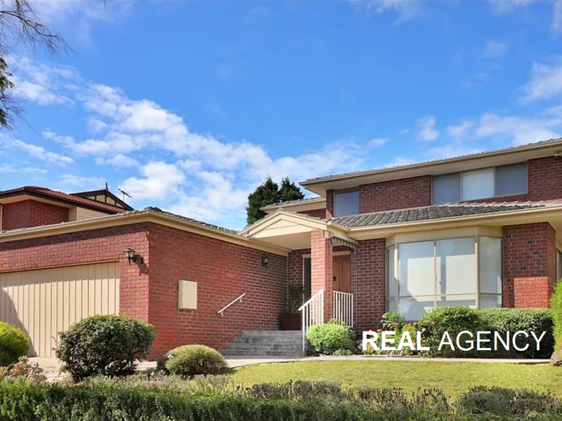 Quiet Cul-De-Sac Location 5 Bedroom 3 Bathroom Double Garage the Prestigious Lakewood Estate!