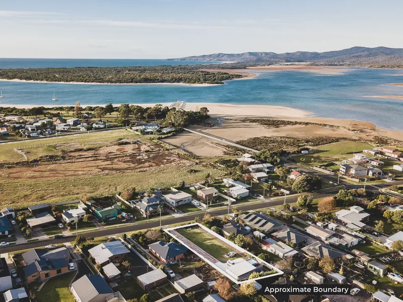 LARGE BLOCK, GREAT LOCATION + BONUS HOME!