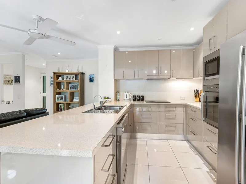 SPACIOUS MODERN TOWNHOUSE - CONVENIENT LOCATION - EASY LIVING