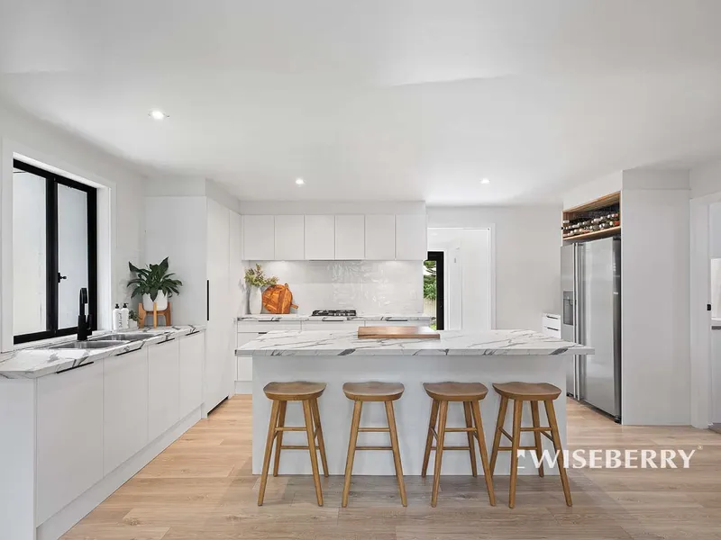 Impressive Style Meets Lakeside Living