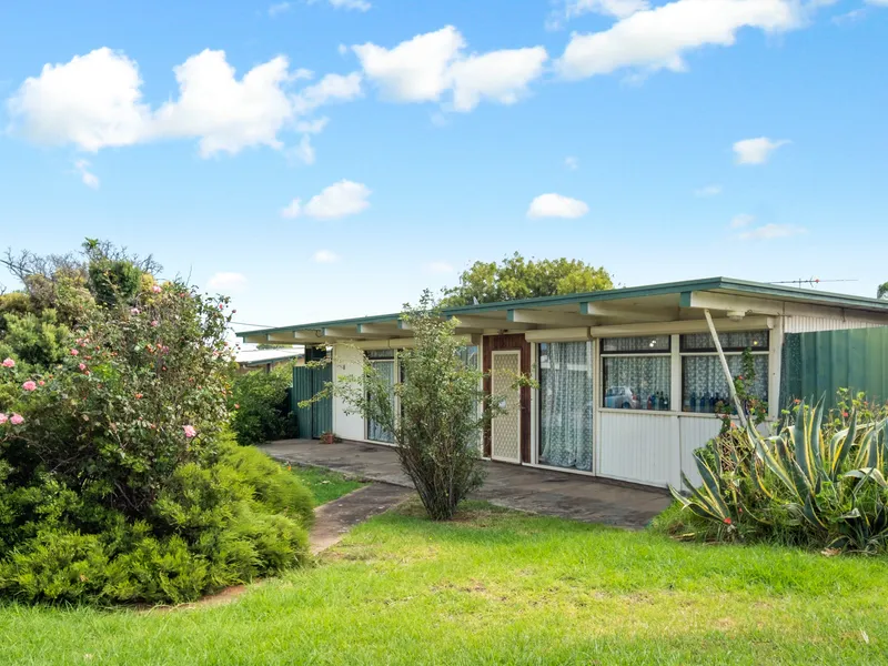 Quirky shack one street from the beach