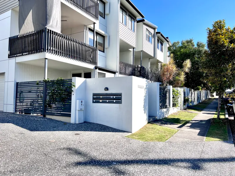 Experience High-End Living in a 3 bedroom top quality townhouse!