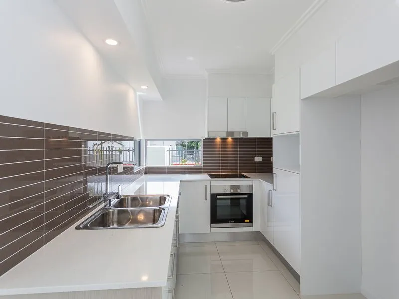 Ground Level Unit - Walking Distance to Coorparoo Square
