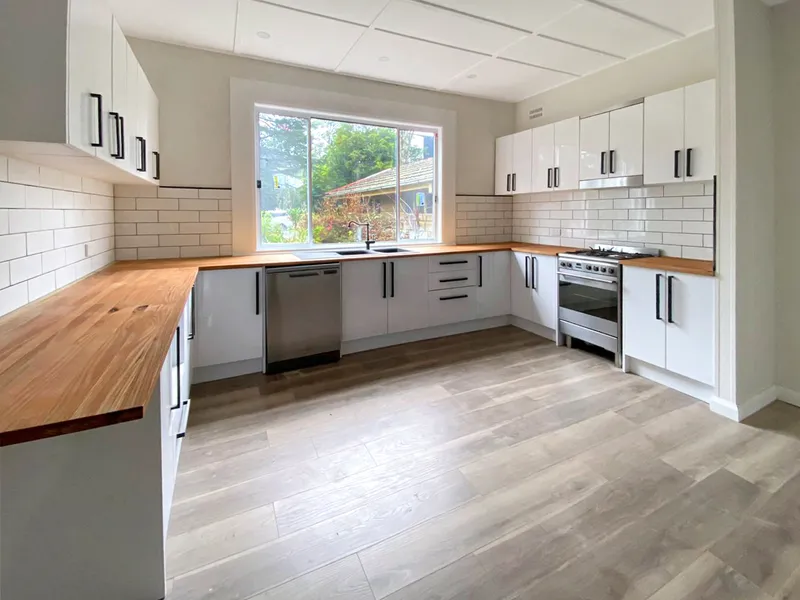 Charming 4-Bedroom Family Home with Mountain Views!