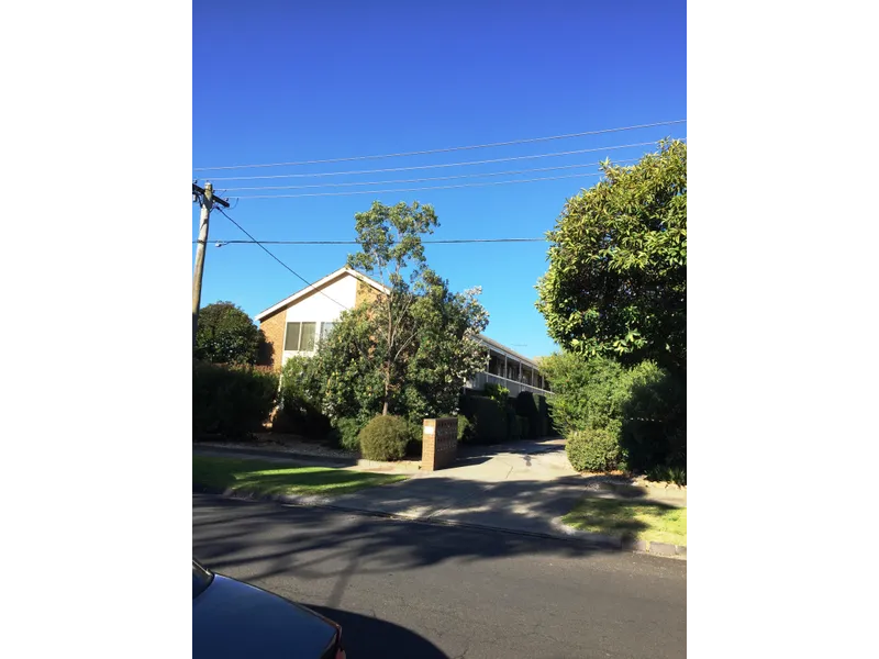 Glenhuntly bright sunny large unit centrally located