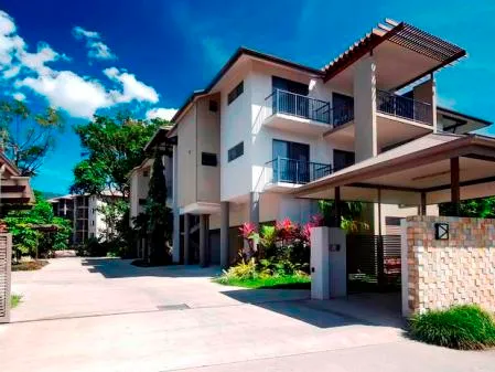 LARGE 3 BEDROOM UNIT A STONE THROW AWAY FROM MAJOR SHOPPING CENTRE!