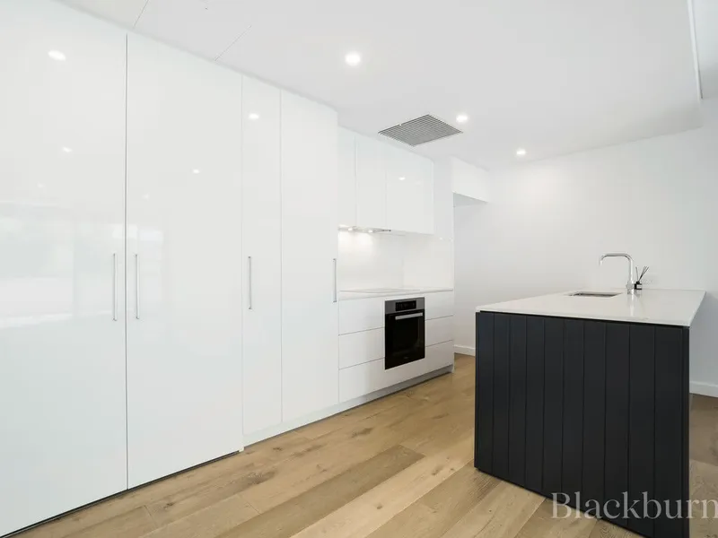 STUNNING RIVERSIDE APARTMENT