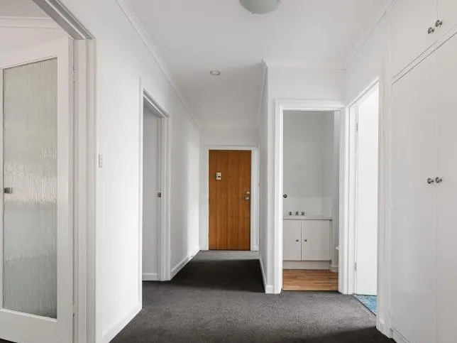 Please contact Molly Rogerson to arrange an inspection; sandringhampm2@hodges.com.au or 9598 1111