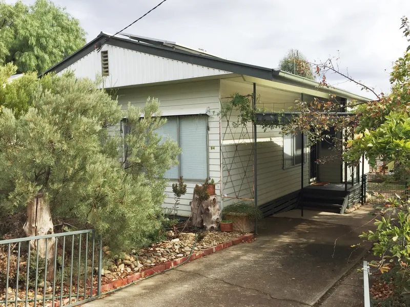 1950's RETRO COTTAGE WITH ADDITIONAL SPACE AND LIVELY GARDEN