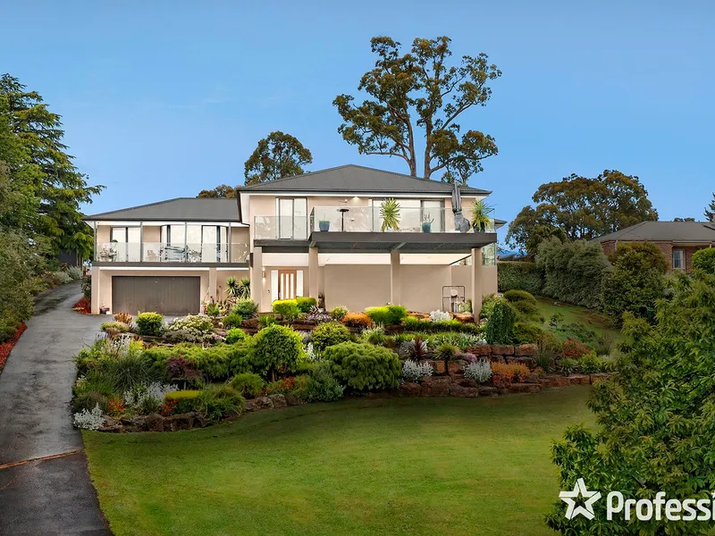 IMPRESSIVE FAMILY ENTERTAINER WITH PANORAMIC VIEW