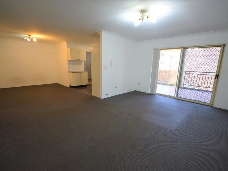 MASSIVE 2 BEDROOM APARTMENT WITH IN SHORT WALK TO STATION, SHOPS AND SCHOOLS