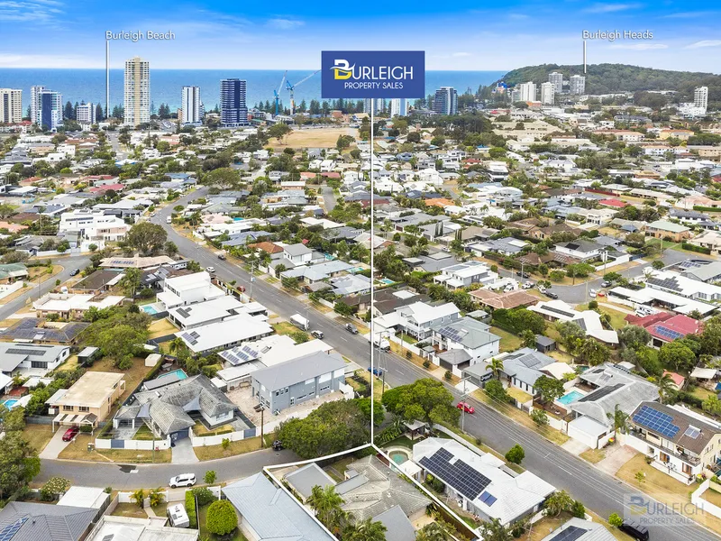 BURLEIGH WATERS FAMILY HOME - COASTAL ELEGANCE