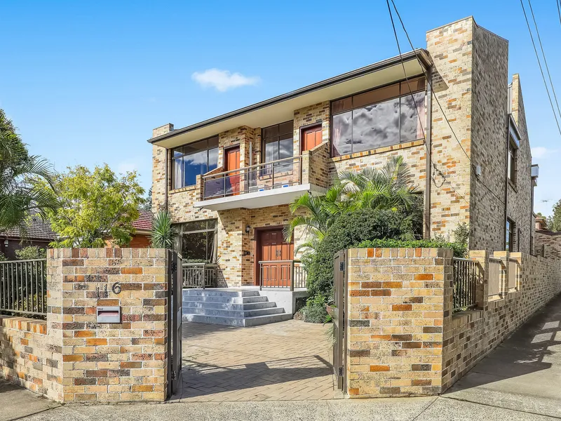 GRAND FAMILY ENTERTAINER - IMPRESSIVE DOUBLE BRICK COMPOUND 