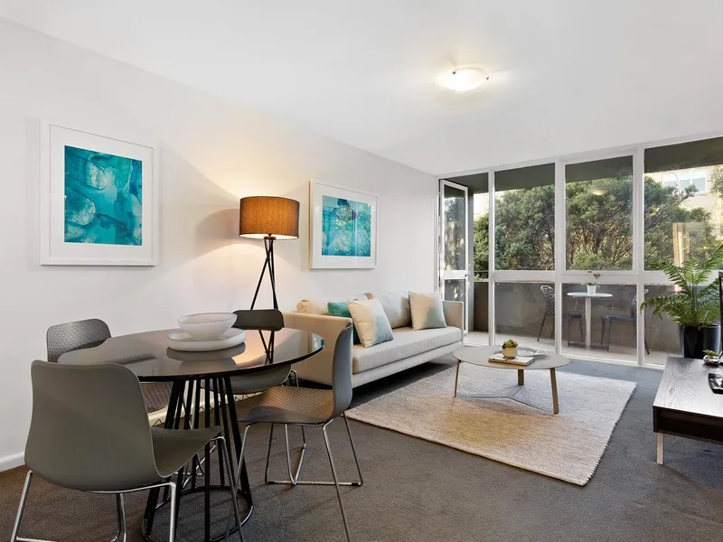 Spacious Apartment Bathed in Light 