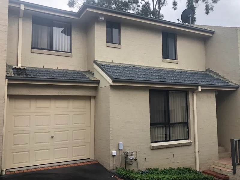 MODERN 2 BEDROOM TOWNHOUSE IN HANDY LOCATION