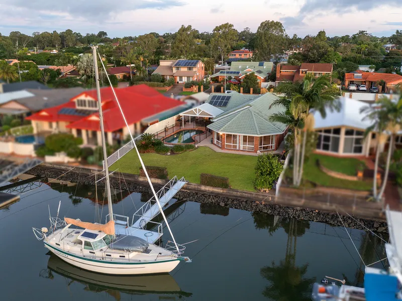 ENTERTAINER'S PARADISE - RARE CANAL FRONT HOME - 860M2