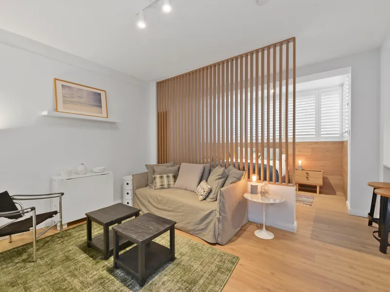 Superb Light Filled Apartment in Beachside Central Location