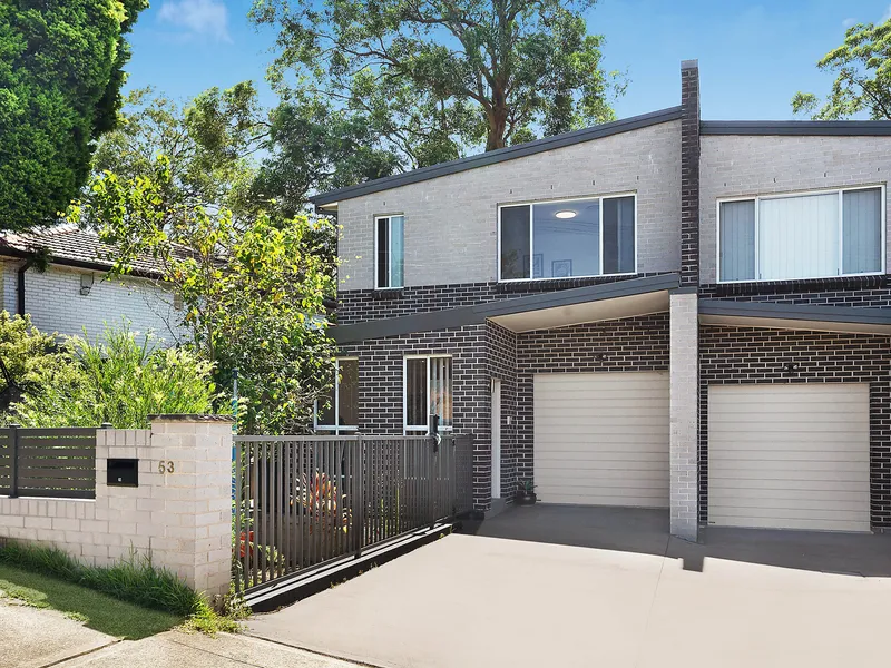 Contemporary townhome in ultra-convenient location