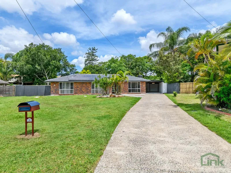 Beautifully Renovated Home With Studio on 1066m²