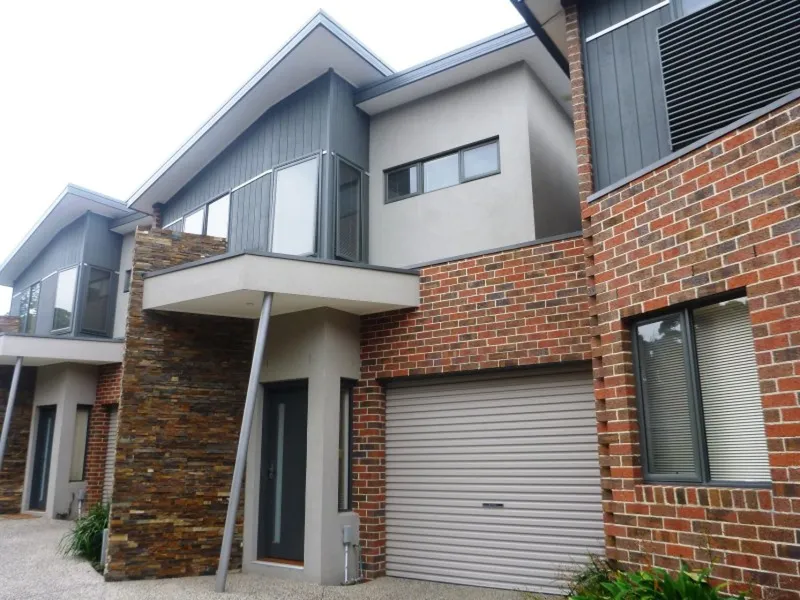 STYLISH TOWNHOUSE CLOSE TO ALL AMENTIES 