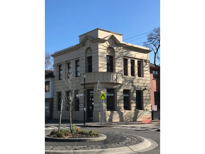 CLASSIC DWELLING IN THE HEART OF THE ACTION