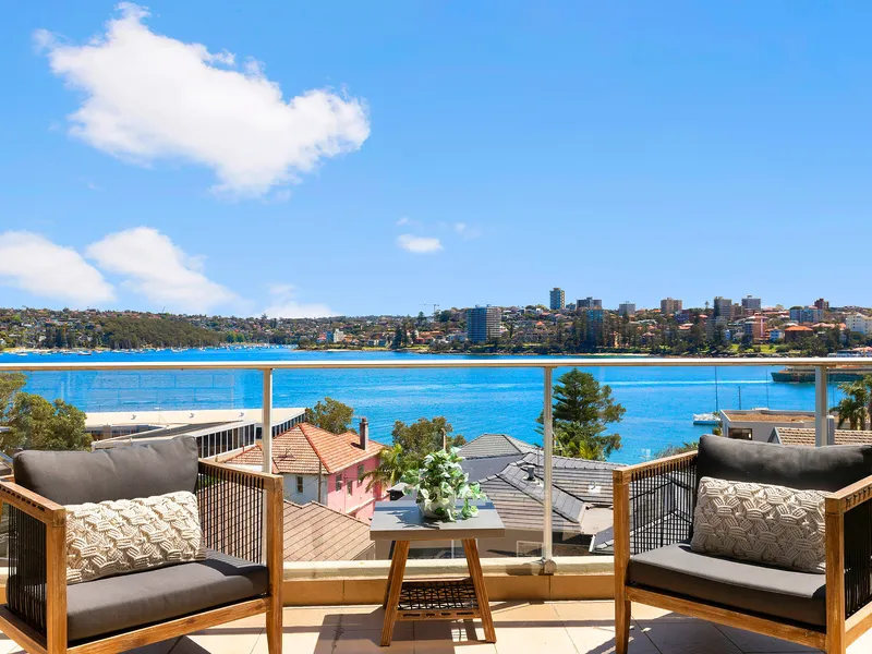 Top-tier executive apartment with harbour views