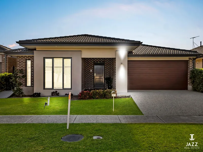 East Facing Family Living Featherbrook Convenience
