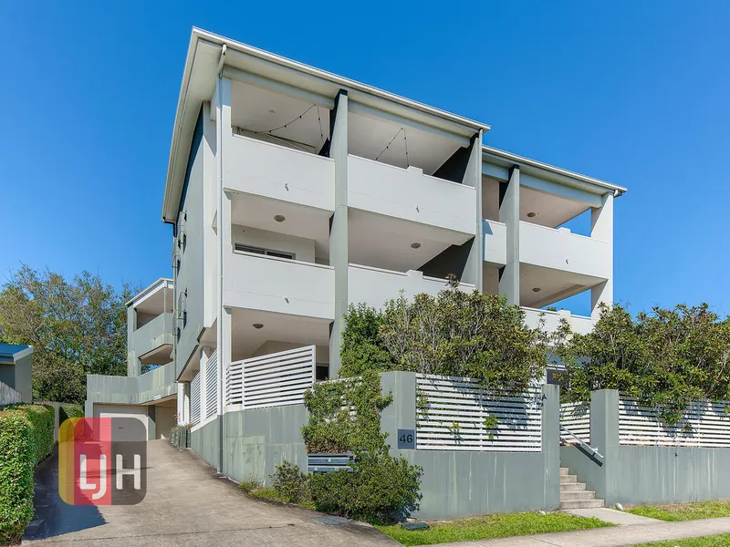 MODERN TWO BEDROOM UNIT IN SUPER HANDY LOCATION