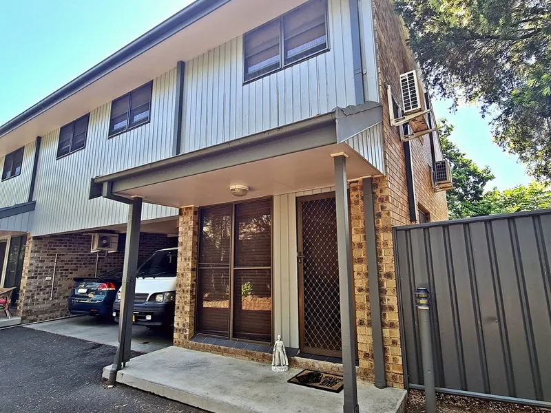 SPACIOUS TOWNHOUSE CLOSE TO CBD