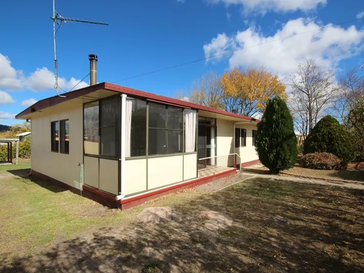 COMFORTABLE 3 BEDROOM HOME CLOSE TO MAIN STREET