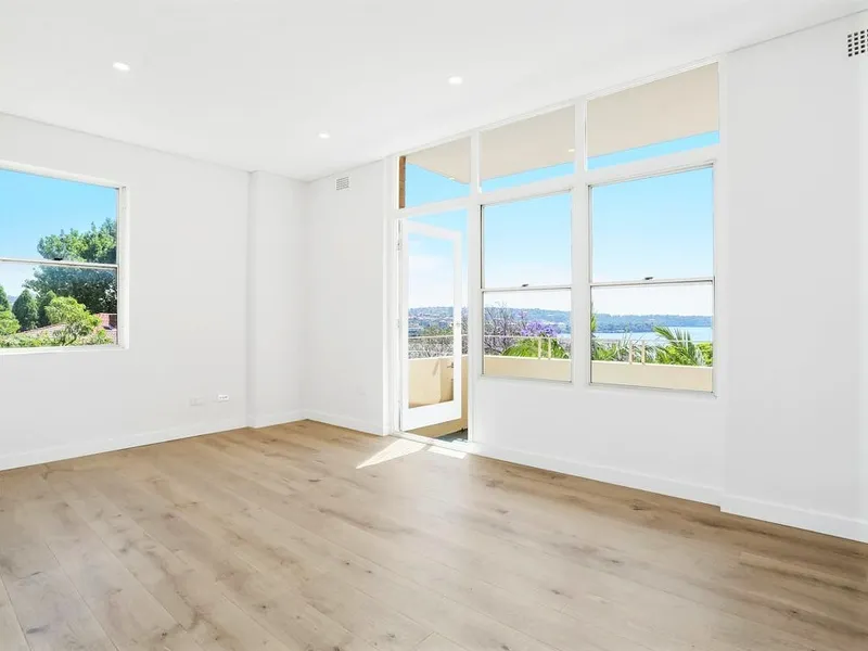 Exquisitely renovated with natural lights and harbour views- walk to train, ferry, and cafes