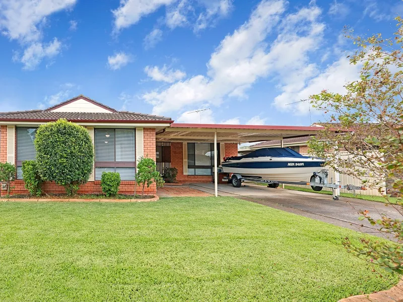 Perfect Family Home - Check out that Pool and Man Shed!