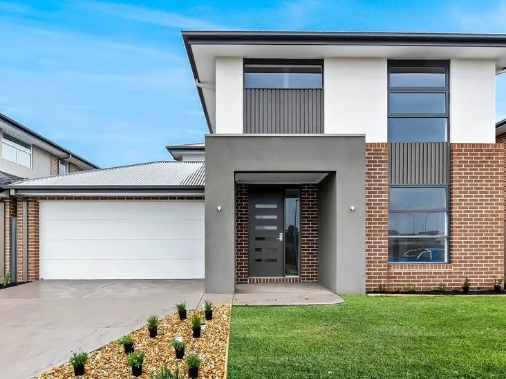 Double storey 4 Bedder for Lease in Clyde !