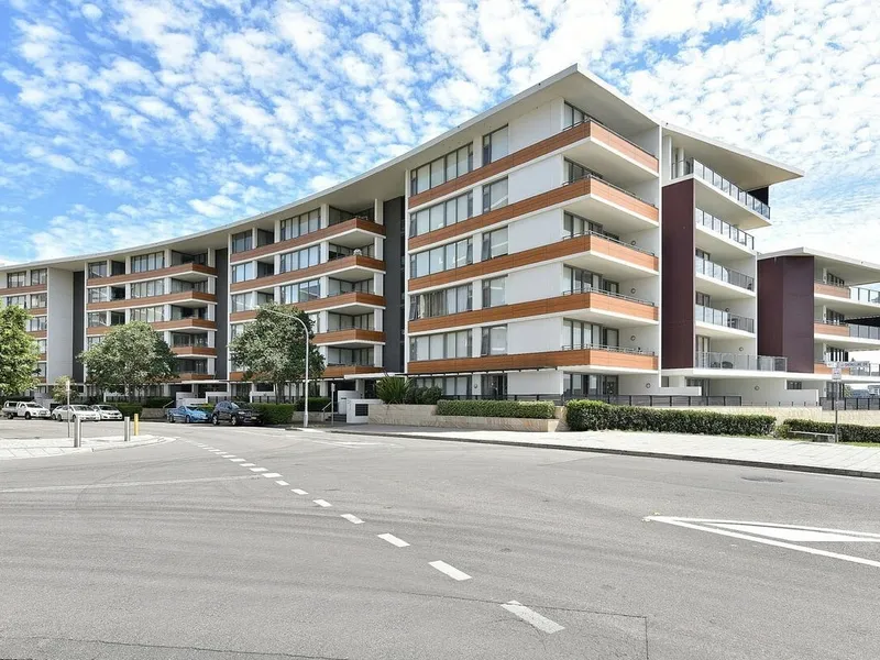 Large Size 2 Bedrooms Waterfront Apartment