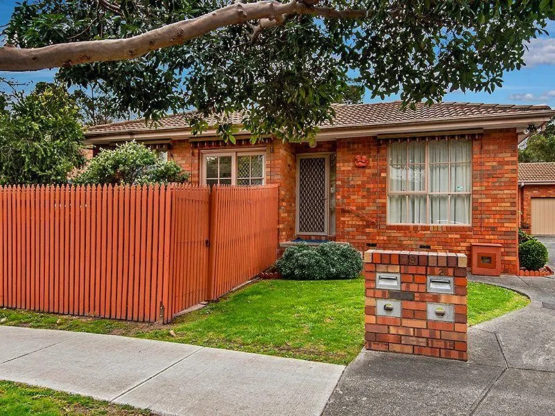 Walk to shops, train and schools