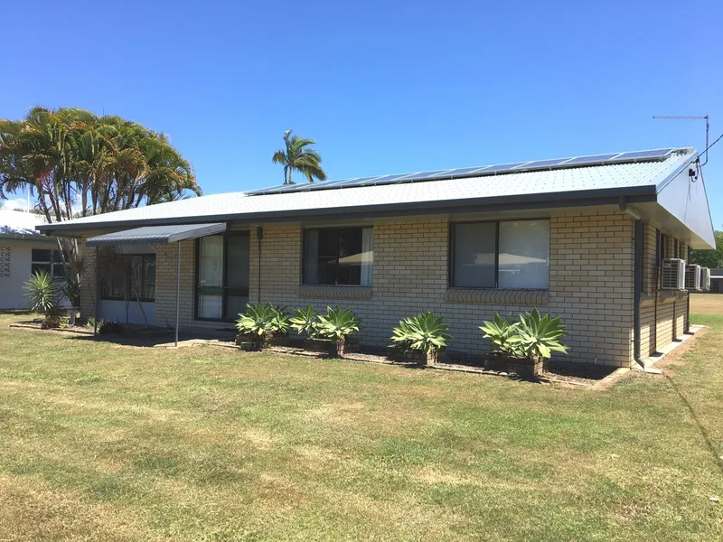 3 BEDROOM BRICK HOME 1 STREET FROM THE BEACH AT MIDGE POINT WHITSUNDAYS