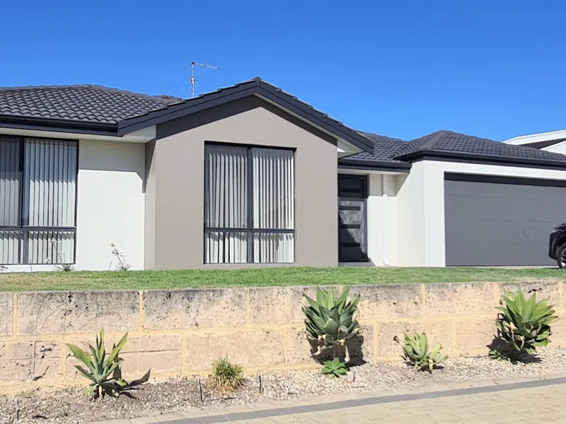 LARGE HOME CLOSE TO THE BEACH