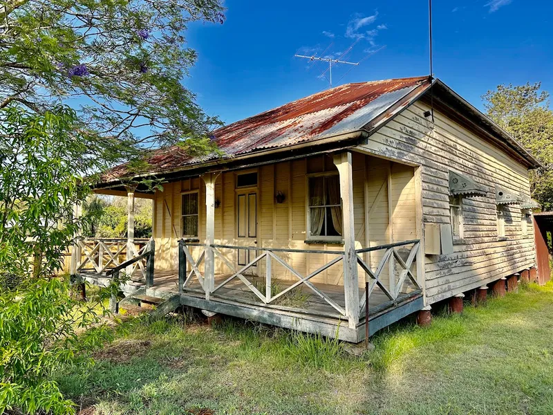 RENOVATE OR DETONATE ! - GREAT LOCATION IN ESK - 1012 sqm BLOCK