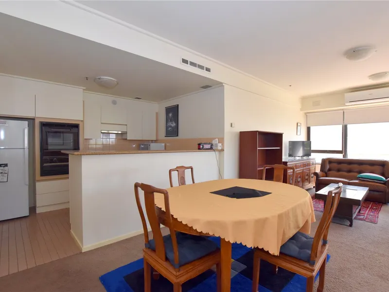 Retro Furnished 2 bedroom apartment overlooking Fawkner Gardens