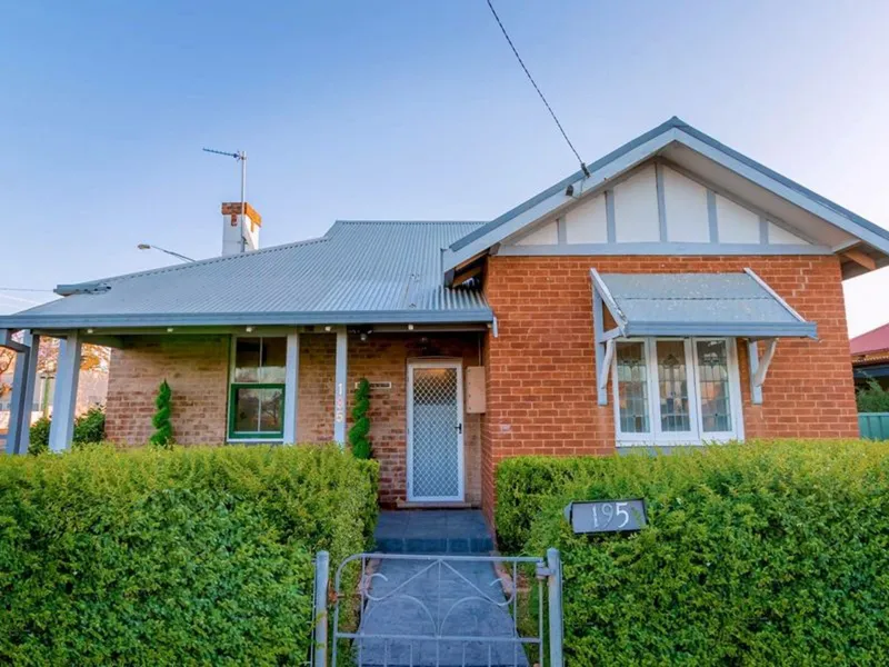 BEAUTIFUL FURNISHED FOUR BEDROOM HOME