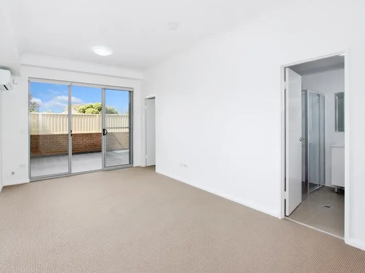 Modern 2 Bedroom Apartment with Large Courtyard