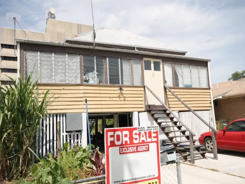 WELL LOCATED HIGH SET WEATHERBOARD 4 BEDROOM HOME WITH NEW CONCRETE UNDER.