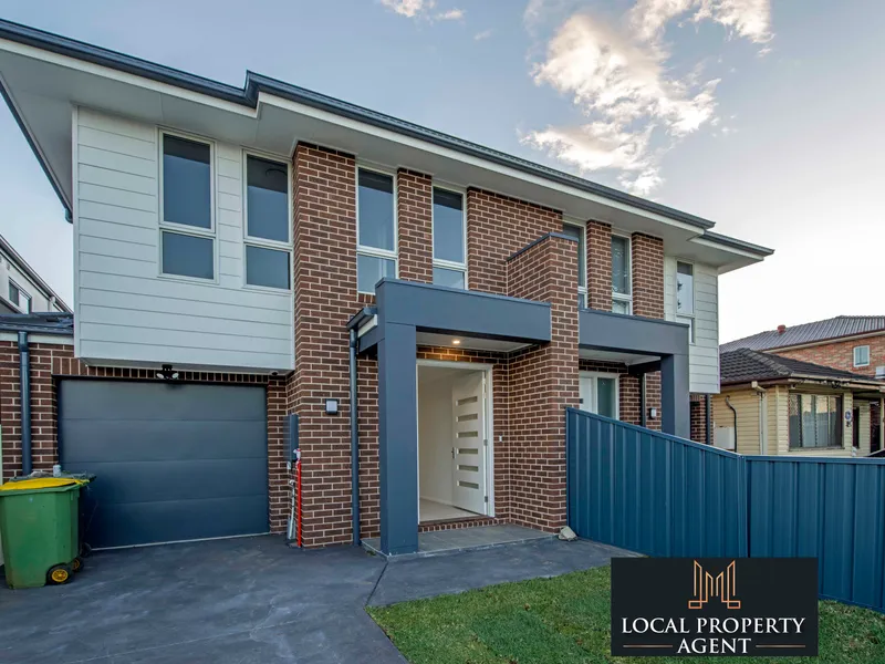 4-BEDROOM DUPLEX MASTERPIECE with a Remote Garage and carspace on driveway