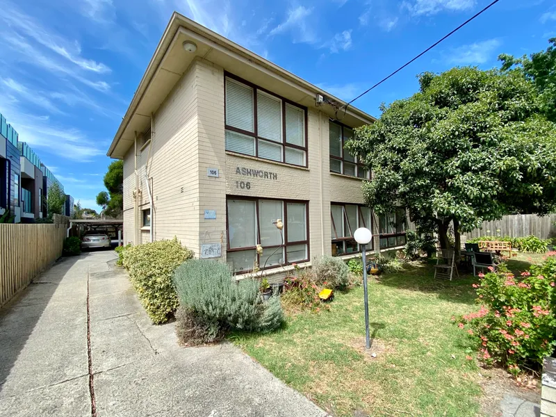 BRIGHT & SUNNY TWO BEDROOM APARTMENT IN EXCELLENT LOCATION! | HODGES CAULFIELD